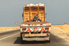 Leichtgewichte auf einem Schwertransporter