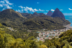 Soufrière (Saint Lucia) mit den beiden inaktiven Vulkane, den G